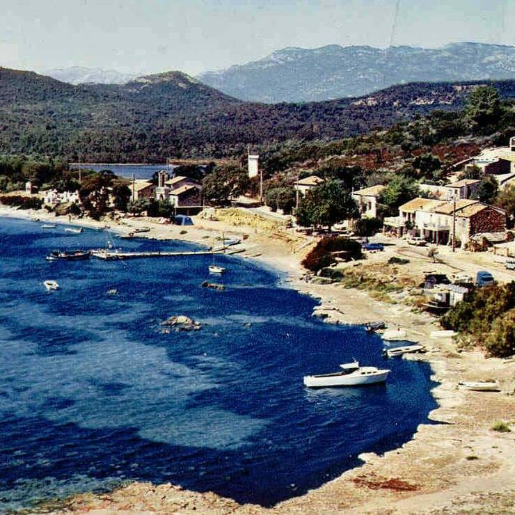Le village de Pinarellu au début des années 1960