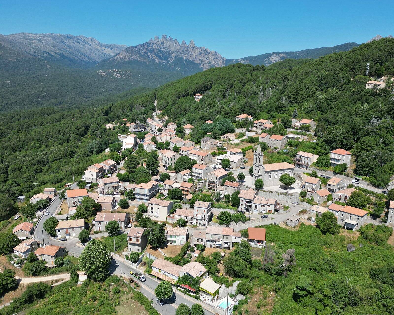 Vue aérienne du village de Zonza